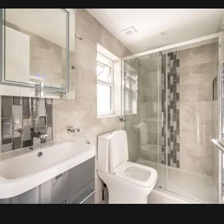 Family Friendly Fully Refurbished 3 Bedroom, 3 Bathroom In *