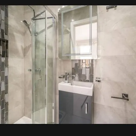 Apartment Family Friendly Fully Refurbished 3 Bedroom, 3 Bathroom In