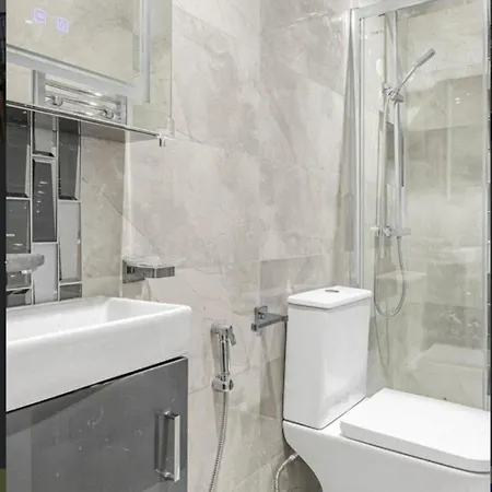 Family Friendly Fully Refurbished 3 Bedroom, 3 Bathroom In