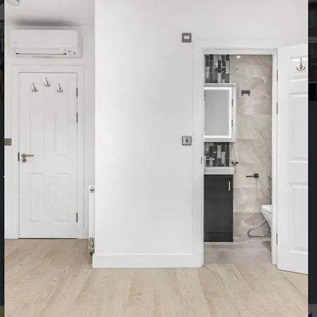 Family Friendly Fully Refurbished 3 Bedroom, 3 Bathroom In Apartment *