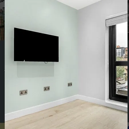 Family Friendly Fully Refurbished 3 Bedroom, 3 Bathroom In * London