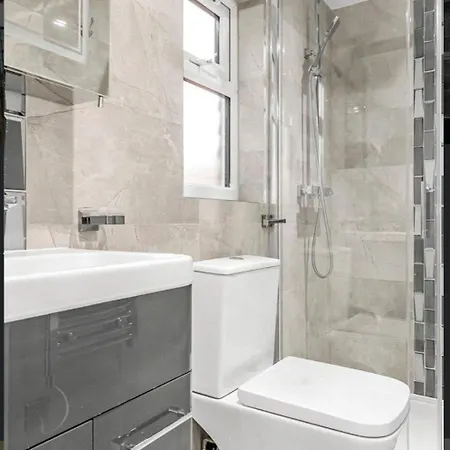 Family Friendly Fully Refurbished 3 Bedroom, 3 Bathroom In Apartment London