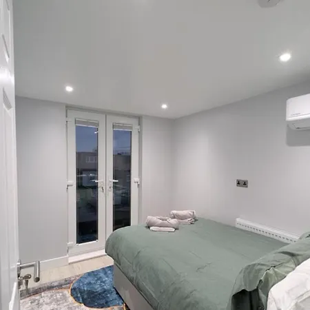 Family Friendly Fully Refurbished 3 Bedroom, 3 Bathroom In London