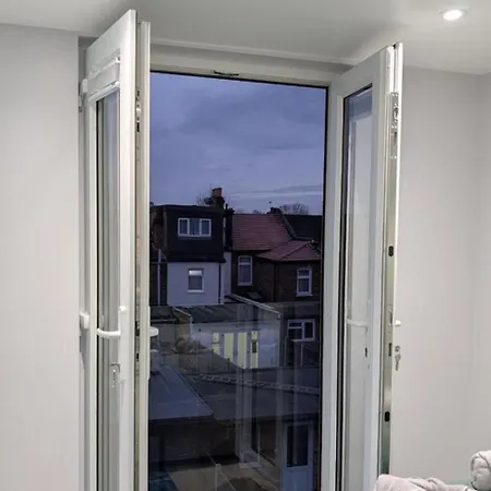 Apartment Family Friendly Fully Refurbished 3 Bedroom, 3 Bathroom In