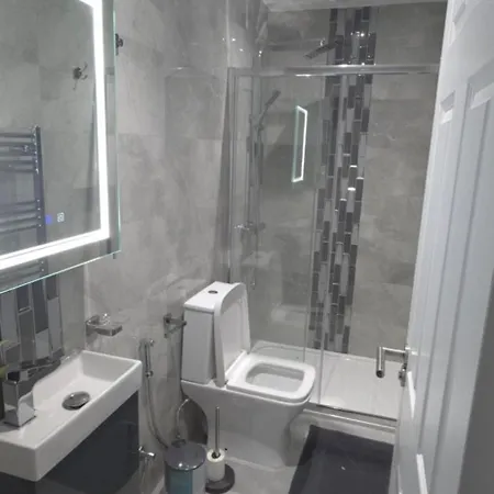 Apartment Family Friendly Fully Refurbished 3 Bedroom, 3 Bathroom In London