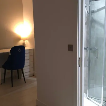 Family Friendly Fully Refurbished 3 Bedroom, 3 Bathroom In London