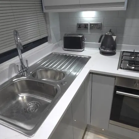 Family Friendly Fully Refurbished 3 Bedroom, 3 Bathroom In Apartment London