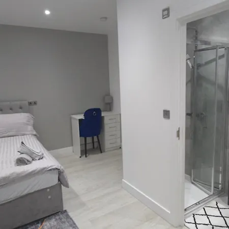 Family Friendly Fully Refurbished 3 Bedroom, 3 Bathroom In