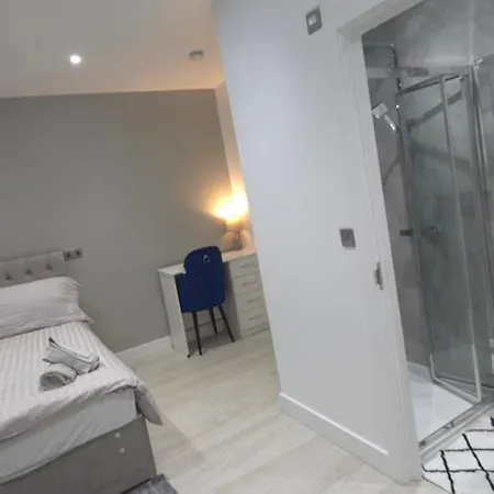Family Friendly Fully Refurbished 3 Bedroom, 3 Bathroom In London