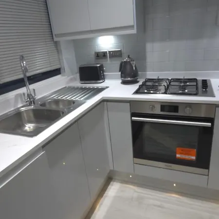 Family Friendly Fully Refurbished 3 Bedroom, 3 Bathroom In Apartment London