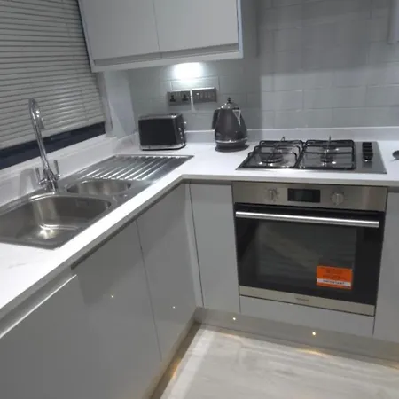 Family Friendly Fully Refurbished 3 Bedroom, 3 Bathroom In Apartment London