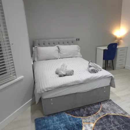 Family Friendly Fully Refurbished 3 Bedroom, 3 Bathroom In