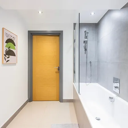 2 Bed 2 Bath Deluxe Flat In Kensington *