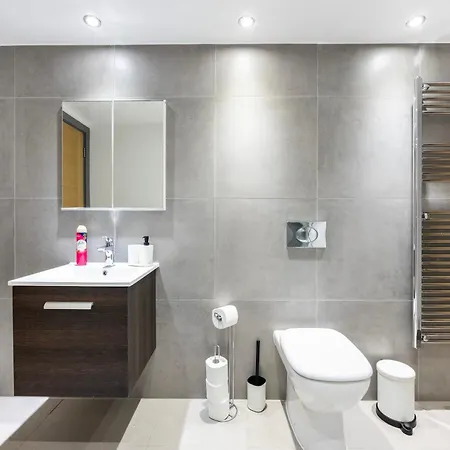 2 Bed 2 Bath Deluxe Flat In Kensington *