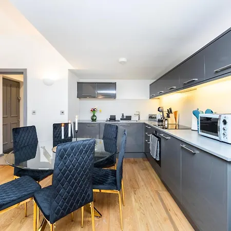 2 Bed 2 Bath Deluxe Flat In Kensington Apartment London