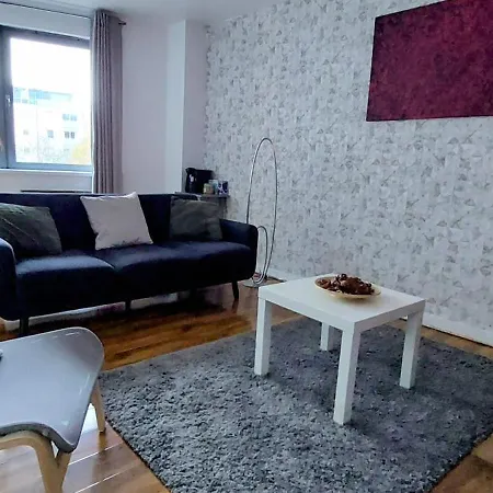 Charming 1bdr Serviced Condo! 4 Guests Pool N Free Parking Apartment