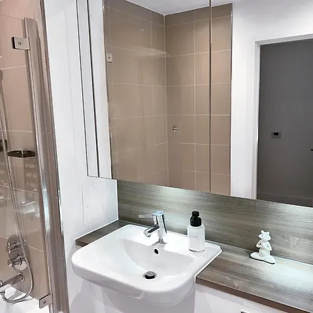 Apartment Luxury Modern 2 Bed 2 Bath *