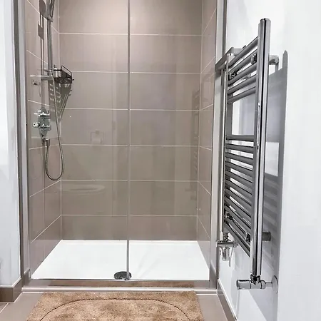 Luxury Modern 2 Bed 2 Bath Apartment London