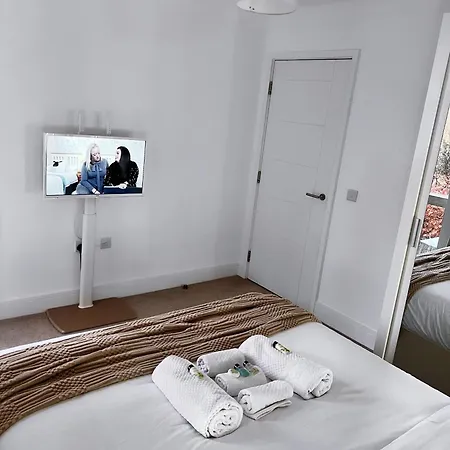 Luxury Modern 2 Bed 2 Bath Apartment London