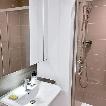 Apartment Luxury Modern 2 Bed 2 Bath London