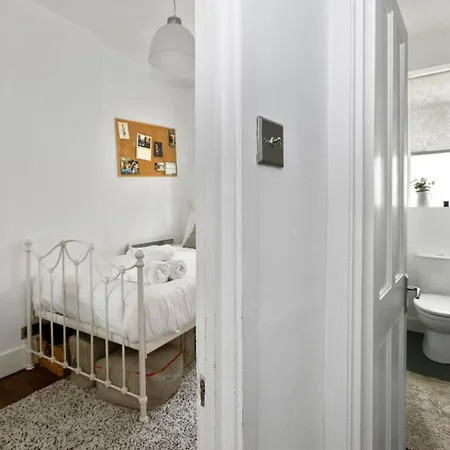Cute, Cosy Flat Near Bridge London