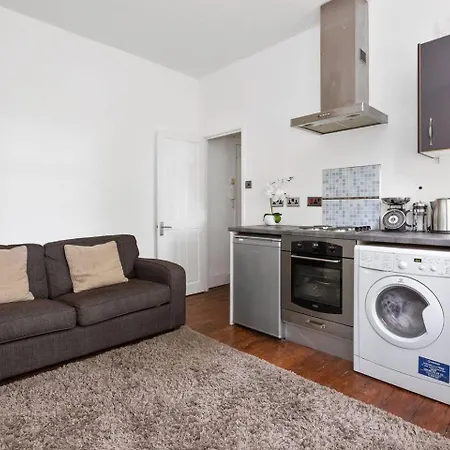Cute, Cosy Flat Near Bridge