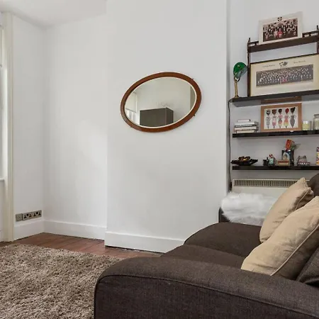 Cute, Cosy Flat Near Bridge Apartment London