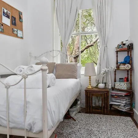 Cute, Cosy Flat Near Bridge London