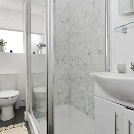 Cute, Cosy Flat Near Bridge *