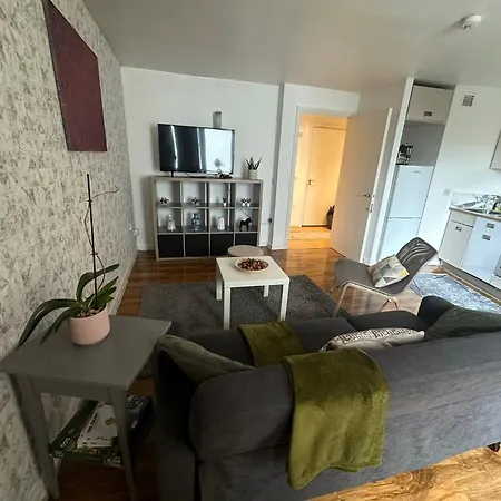 Charming 1bdr Serviced Condo! 4 Guests Pool N Free Parking London
