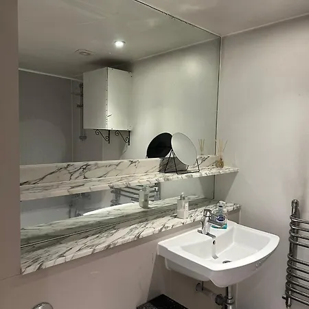 Charming 1bdr Serviced Condo! 4 Guests Pool N Free Parking * London