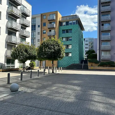 Charming 1bdr Serviced Condo! 4 Guests Pool N Free Parking Apartment *