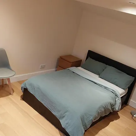 Big Ensuite With Shower And Rest And Good Garden View *