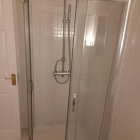 Big Ensuite With Shower And Rest And Good Garden View Homestay London