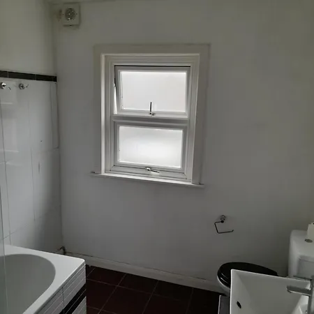 Big Ensuite With Shower And Rest And Good Garden View * London