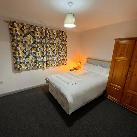 Newly Decorated 4 Bedroom *