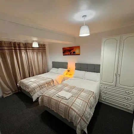 Newly Decorated 4 Bedroom Holiday home