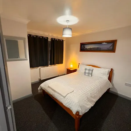 Newly Decorated 4 Bedroom Rainham (Greater London)