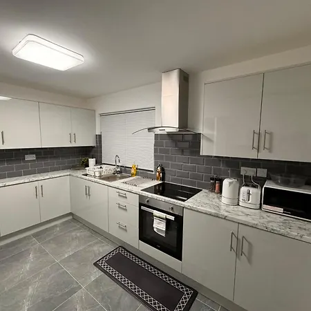Newly Decorated 4 Bedroom * Rainham (Greater London)