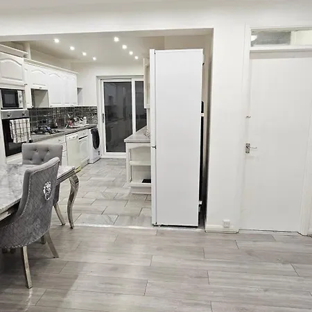 Two Bedrooms Self Catering Entire House In Greater London Of Apartment