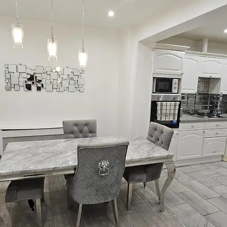 Two Bedrooms Self Catering Entire House In Greater London Of Apartment *