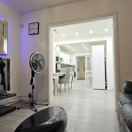 Apartment Two Bedrooms Self Catering Entire House In Greater London Of Dagenham