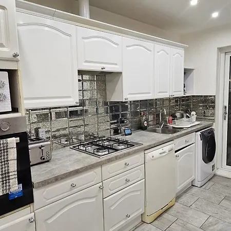 Two Bedrooms Self Catering Entire House In Greater London Of Apartment *