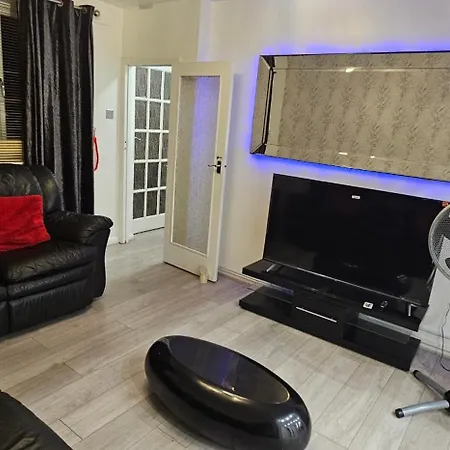 Two Bedrooms Self Catering Entire House In Greater London Of Apartment Dagenham