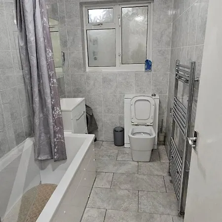 Two Bedrooms Self Catering Entire House In Greater London Of Apartment *