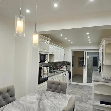 Two Bedrooms Self Catering Entire House In Greater London Of