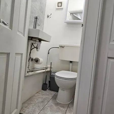 Two Bedrooms Self Catering Entire House In Greater London Of Apartment *
