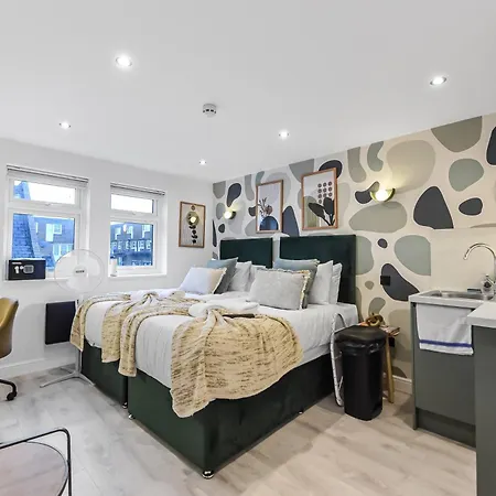 Chic & Trendy Designer With Full Kitchen Apartment *