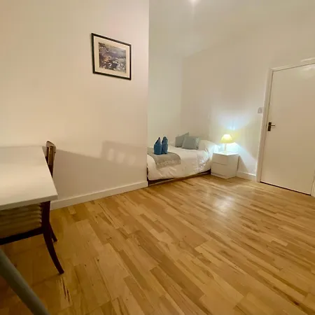 Spacious In Earls Court Apartment