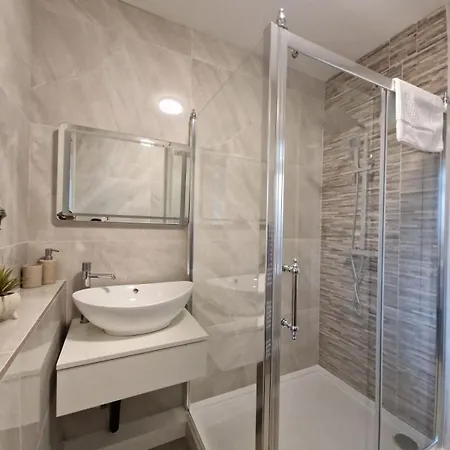 Stylish Zone 2 Apartment